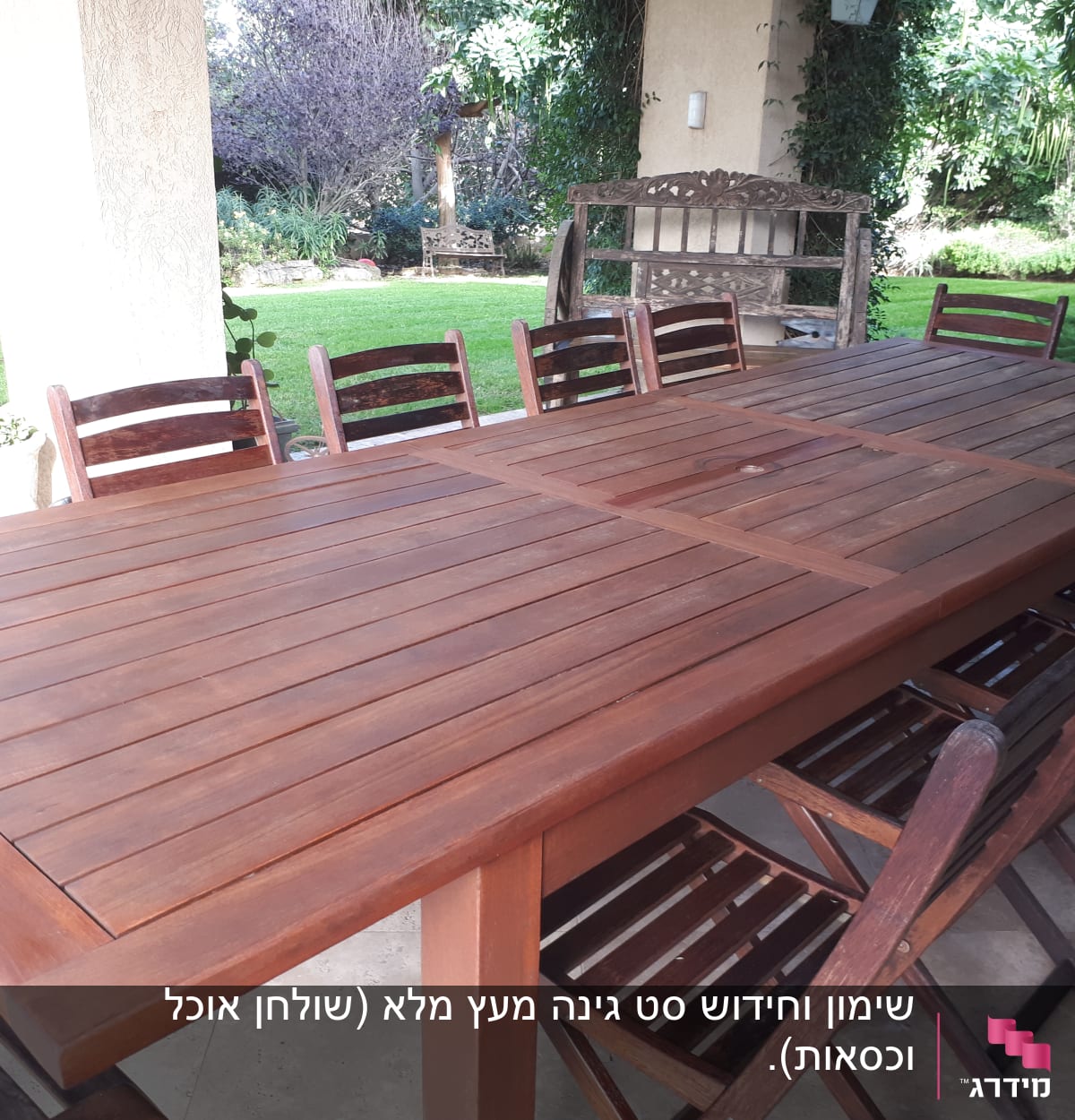 שולחן עץ גדול עם כיסאות עץ מסביב בגינה